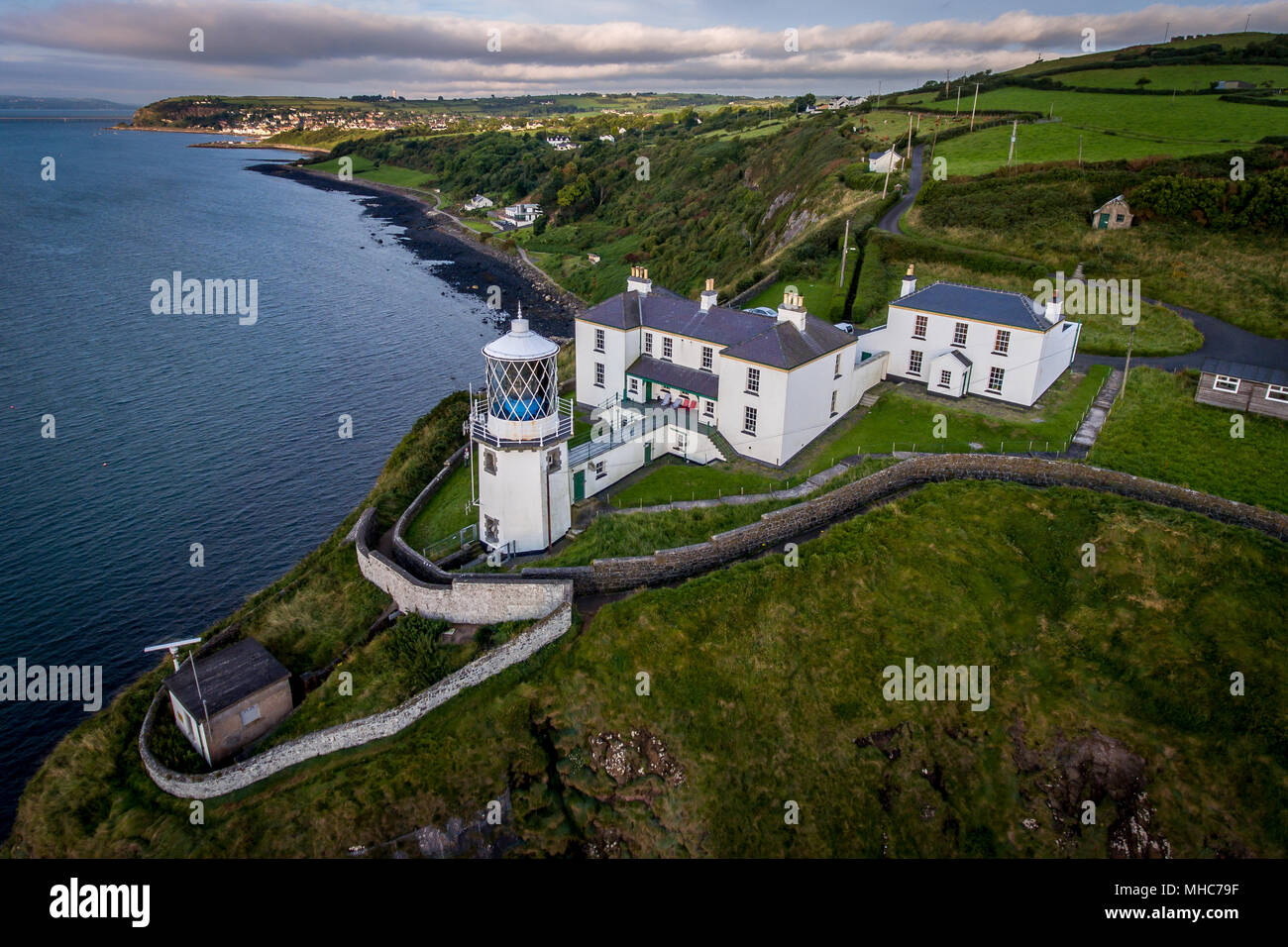 Blackhead Leuchtturm auf die zerklüftete Küste des County Antrim, Nordirland Stockfoto