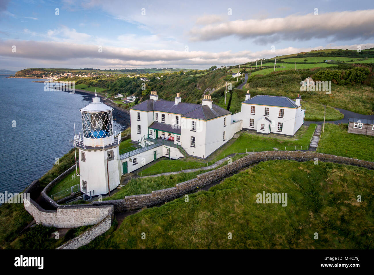 Blackhead Leuchtturm auf die zerklüftete Küste des County Antrim, Nordirland Stockfoto