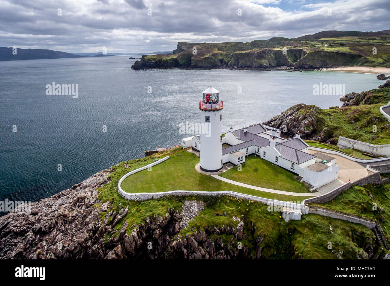 Fanad Head Lighthouse auf einem sonnigen Sommern Nachmittag an der nördlichen Küste von Co Donegal, Irland. Stockfoto
