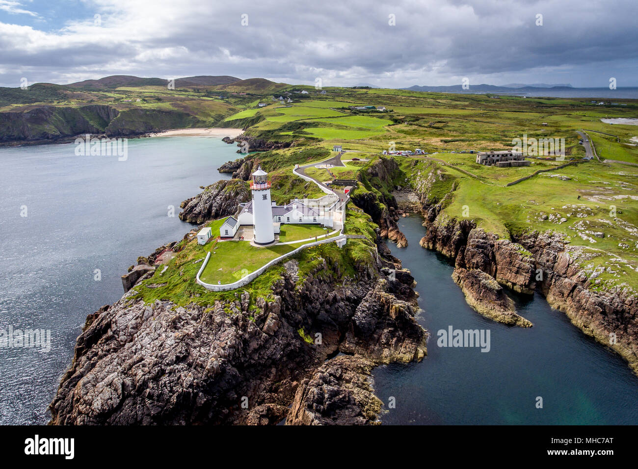Fanad Head Lighthouse auf einem sonnigen Sommern Nachmittag an der nördlichen Küste von Co Donegal, Irland. Stockfoto