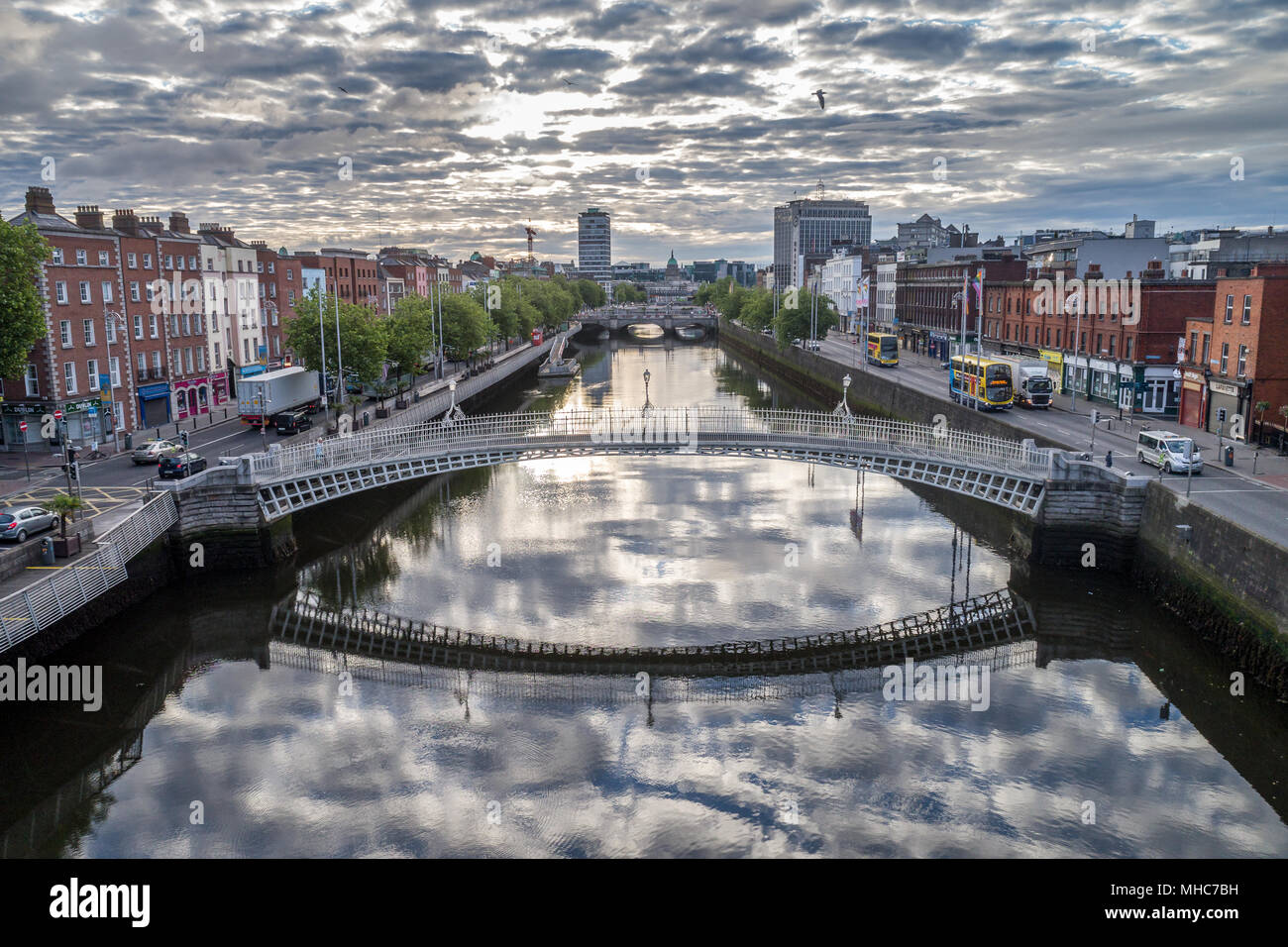 Ha'Penny Bridge crossing in Dublin Liffey River. Stockfoto
