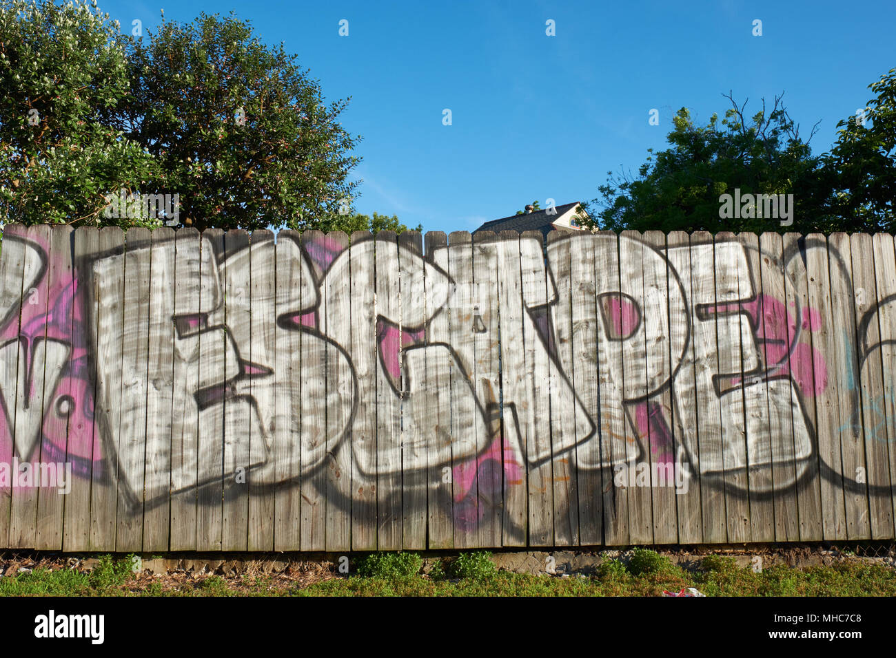 Urban Graffiti, auf Holz Zaun. Stockfoto