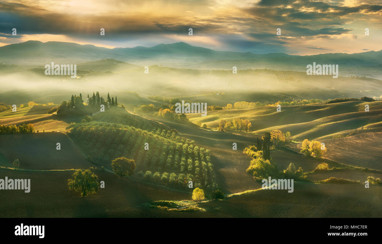 Das Belvedere und toskanische Landschaft bei Sonnenaufgang in der Nähe von San Quirico d ' Orcia, Toskana Italien Stockfoto