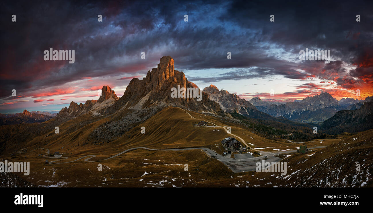 The Giau Pass  is a high mountain pass in the Dolomites in the province of Belluno in Italy. It connects Cortina d'Ampezzo with Colle Santa Lucia. Stockfoto