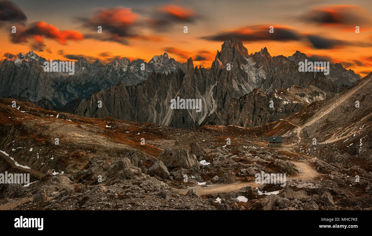 Rifugio Lavaredo Hütte mit Dolomiten hinter, Cadore, Venetien, Italien. Stockfoto
