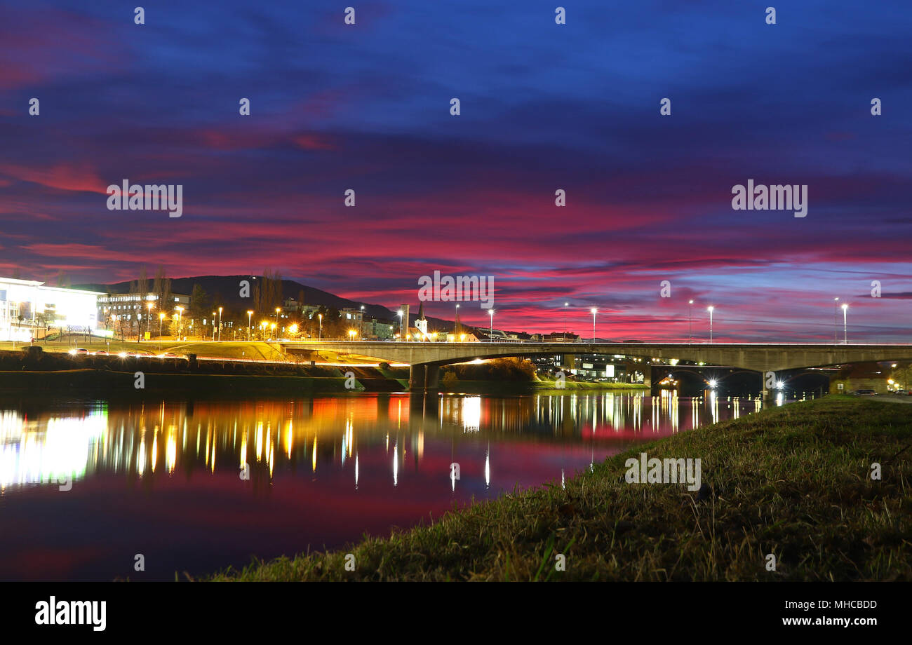 Farbenfroher Sonnenuntergang über Titov Brücke (titow Die meisten) im Zentrum der Stadt Maribor, Slowenien Stockfoto