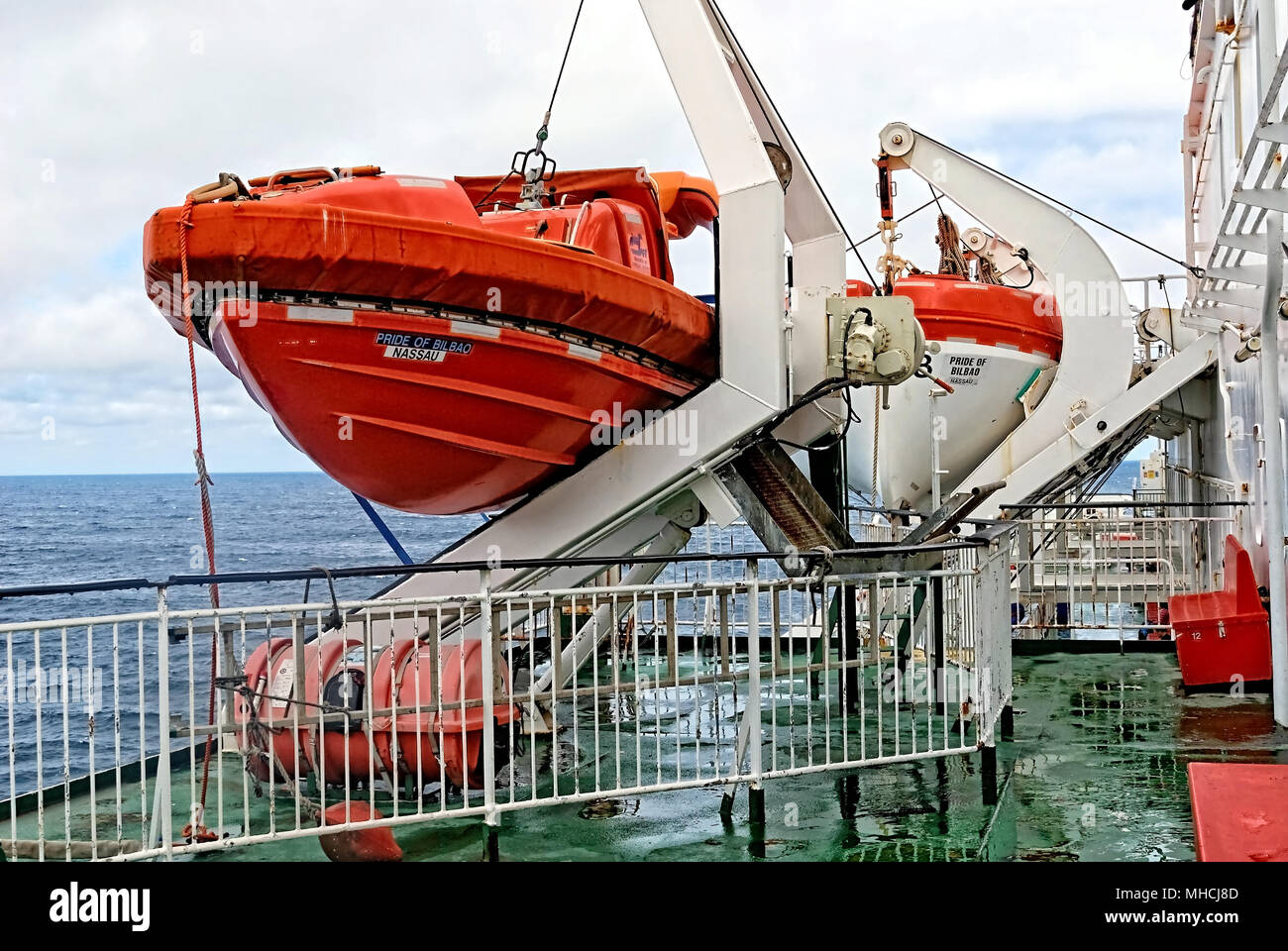 Zwei Rettungsboote auf Stolz von Bilbao Stockfoto