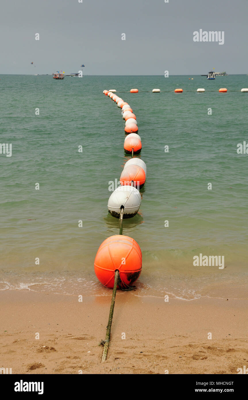 Hell schwebt eine sichere schwimmbereich im Golf farbige-von-Thailand hier auf Pattaya Strand Stockfoto