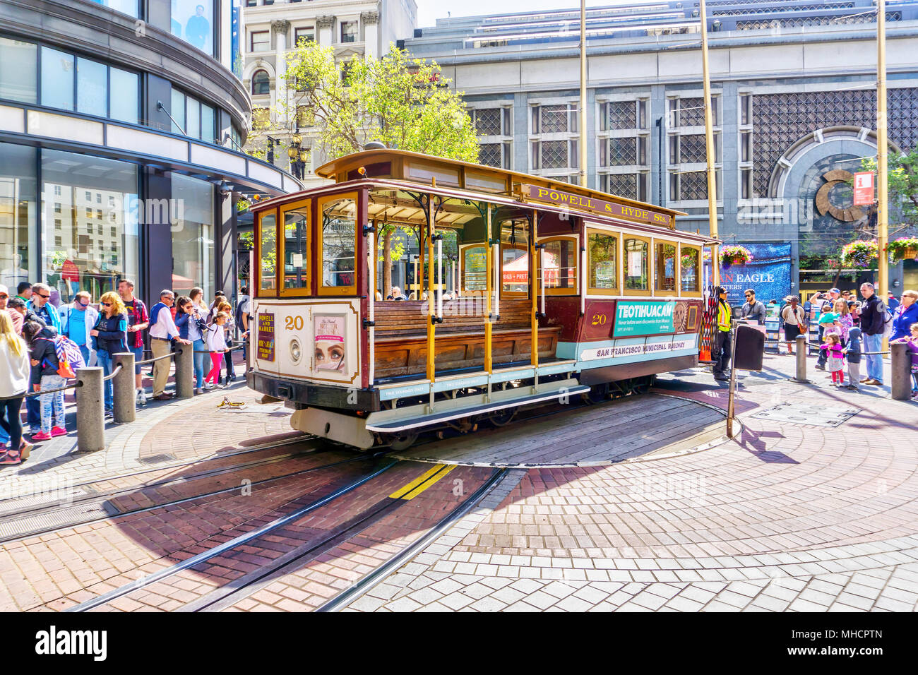 SAN FRANCISCO - Apr 2, 2018: Die berühmten Cable Car an der Powell bzw. Market Street Plattenspieler fertig, bis eine Masse von Fluggästen zu holen. Ein San Fran Stockfoto