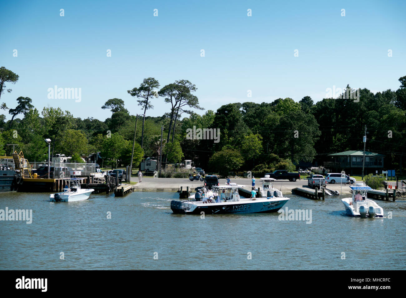 Fischerboote und kleine Sportboote zurück zum Dock in der Dauphine Iland, Alabama nach einem Nachmittag Kreuzfahrt auf Mobile Bay. Stockfoto