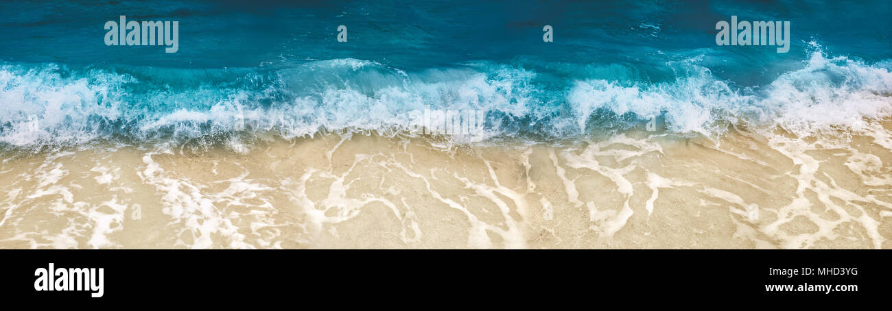 Welle auf das blaue Meer. Surfen und Schaum Stockfoto