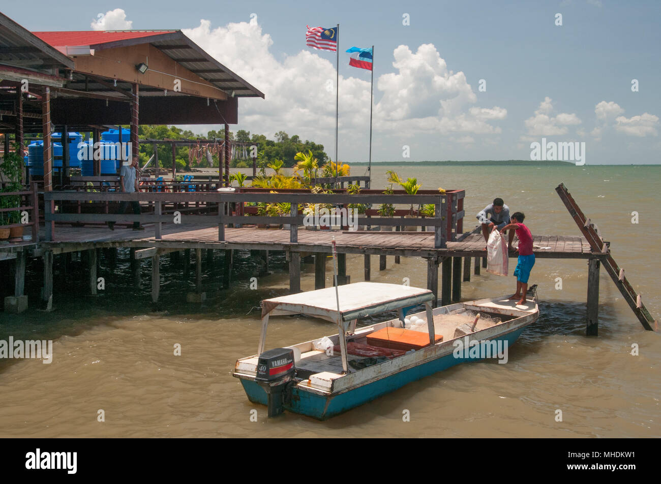 Die Fischer ihren Fang direkt versorgen, ein Seafood Restaurant im schwimmenden Dorf Kampong Buli Sim Sim, Sandakan, Malaysia Borneo Stockfoto