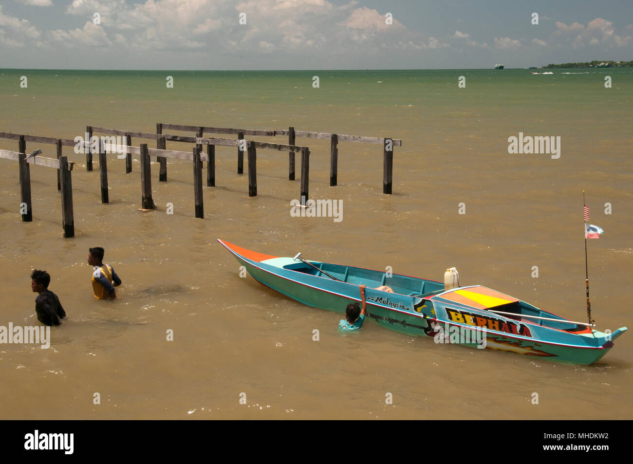 Die Fischer ihren Fang direkt versorgen, ein Seafood Restaurant im schwimmenden Dorf Kampong Buli Sim Sim, Sandakan, Malaysia Borneo Stockfoto