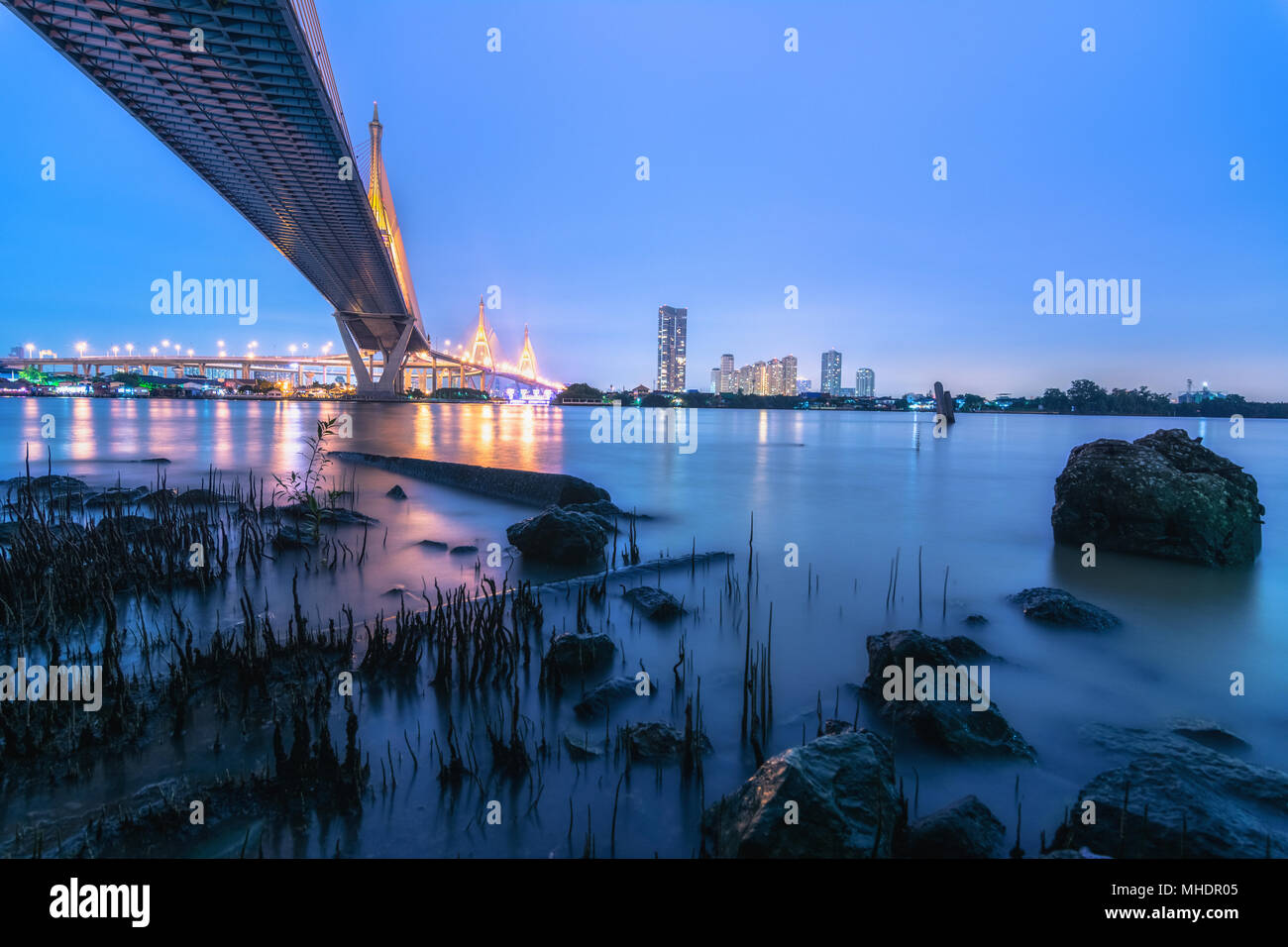 Undaer Bhumibol Brücke und Riverside view Stadtbild, Bangkok, Thailand Stockfoto