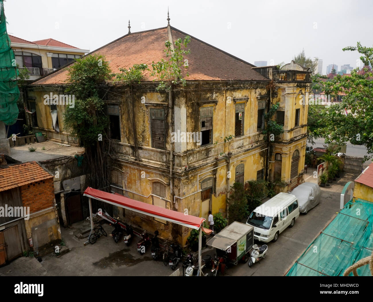 Blick auf ein altes Gebäude durch die ausländische Korrespondenten' Club (FCC) in Phnom Penh, der Hauptstadt von Kambodscha. Das Herrenhaus Heritage Bar. Stockfoto