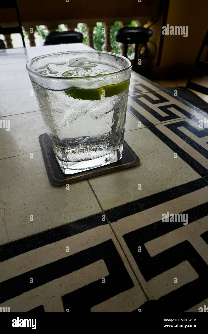 Cocktail an der Die ausländische Korrespondenten' Club in Phnom Penh, der Hauptstadt von Kambodscha, Phnom Penh, Kambodscha. Frische Kalk und Club Soda. Stockfoto