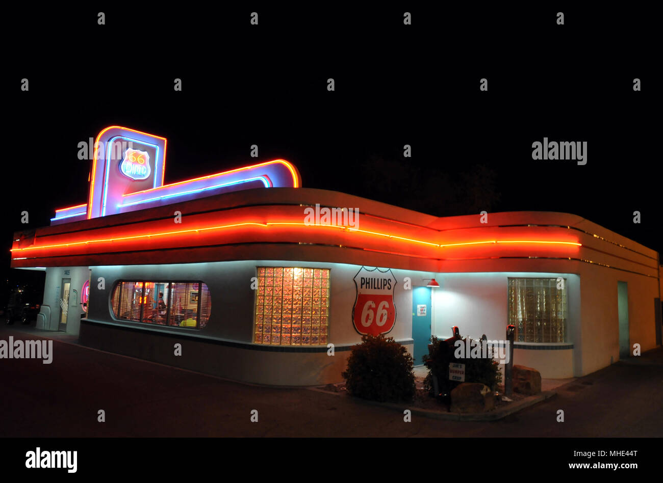 Nächtliche Ansicht der 66 Diner in Albuquerque, New Mexico. Die Route 66 Restaurant war ursprünglich ein Phillips 66 Tankstelle und Garage. Stockfoto