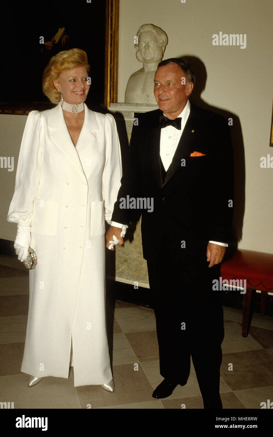Washington DC. USA, 18 Juni, 1984 Frank und Barbara Sinatra darstellen, da sie für die staatliche Abendessen im Weißen Haus ankommen. Frank war die Unterhaltung am Abend. Credit: Mark Reinstein/MediaPunch Stockfoto