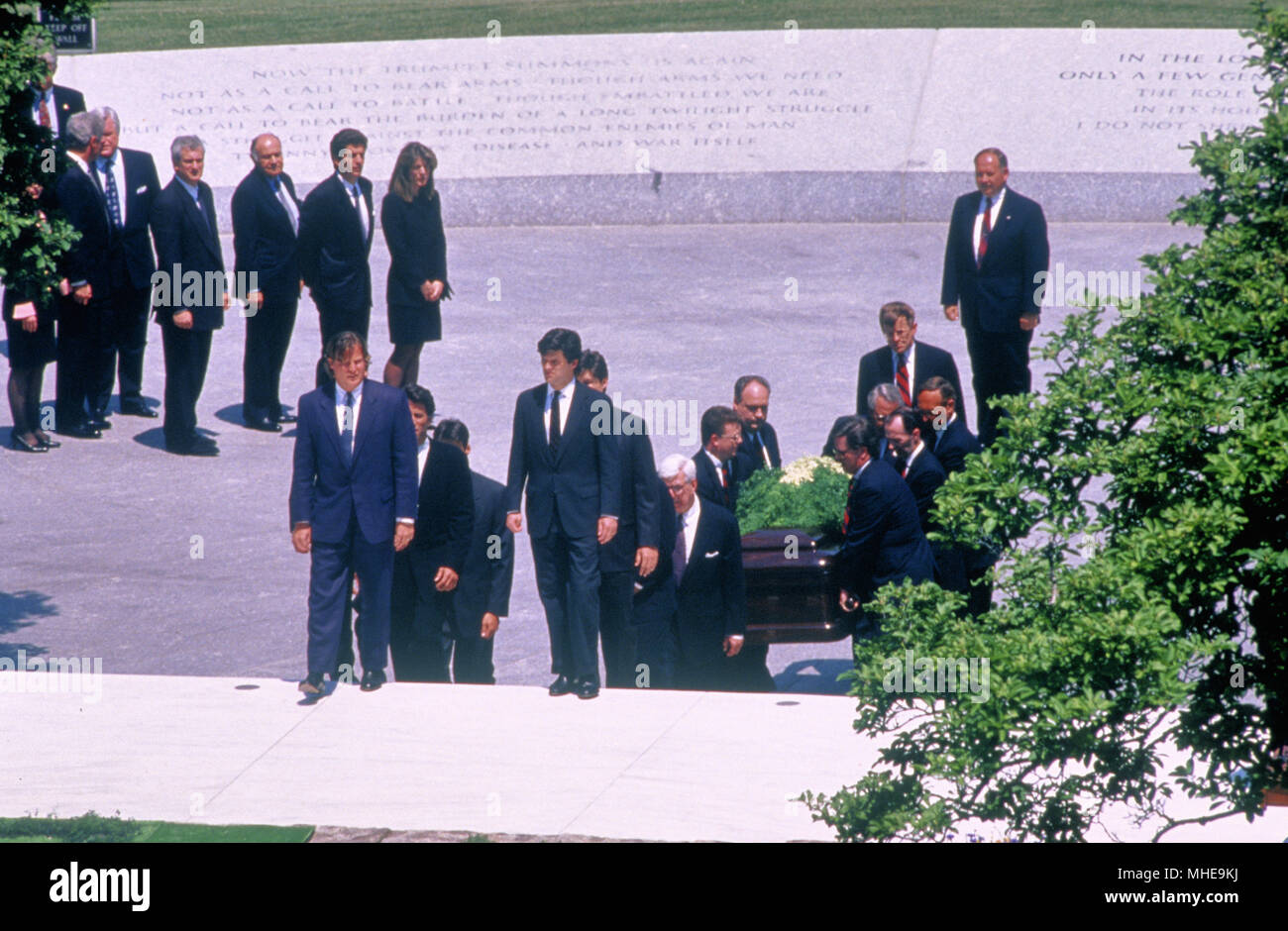 Arlington, Virginia, USA, 23. Mai 1994 John-F.-Kennedy jr. seine Schwester Caroline Kennedy Schlossberg, Präsident William Clinton und First Lady Hillary Clinton, Senator Robert Kennedy, zusammen mit dem Rest der Familie Kennedy nehmen an der Beerdigung von Jacqueline Kennedy Onassis. "Jackie" gelegt, der neben der Ewigen Flamme, die Sie vor drei Jahrzehnten am Grab ihres ermordeten Mannes beleuchtet, der 35. Präsident der Vereinigten Staaten, John F. Kennedy. Credit: Mark Reinstein/MediaPunch Stockfoto Arlington, Virginia, USA, 23. Mai 1994 John-F.-Kennedy jr. seine Schwester Caroline Kennedy Schlossberg, Präsident William Clinton und First Lady Hillary Clinton, Senator Robert Kennedy, zusammen mit dem Rest der Familie Kennedy nehmen an der Beerdigung von Jacqueline Kennedy Onassis. "Jackie" gelegt, der neben der Ewigen Flamme, die Sie vor drei Jahrzehnten am Grab ihres ermordeten Mannes beleuchtet, der 35. Präsident der Vereinigten Staaten, John F. Kennedy. Credit: Mark Reinstein/MediaPunch Stockfoto