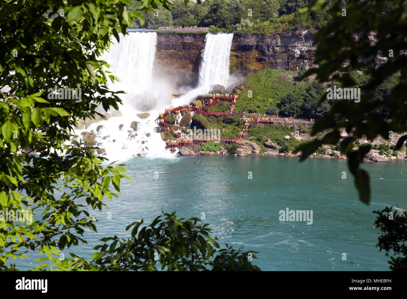 Niagara Falls auf der amerikanischen Seite Touristen, die auf der Aussichtsplattform und Treppen Stockfoto