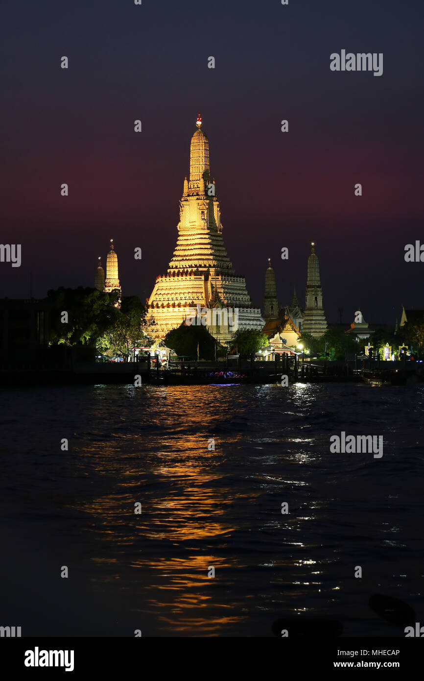 Der Tempel der Morgenröte oder Wat Arun am Ufer des Chao Phrya Flusses nach Sonnenuntergang, Bangkok, Thailand. Stockfoto Der Tempel der Morgenröte oder Wat Arun am Ufer des Chao Phrya Flusses nach Sonnenuntergang, Bangkok, Thailand. Stockfoto