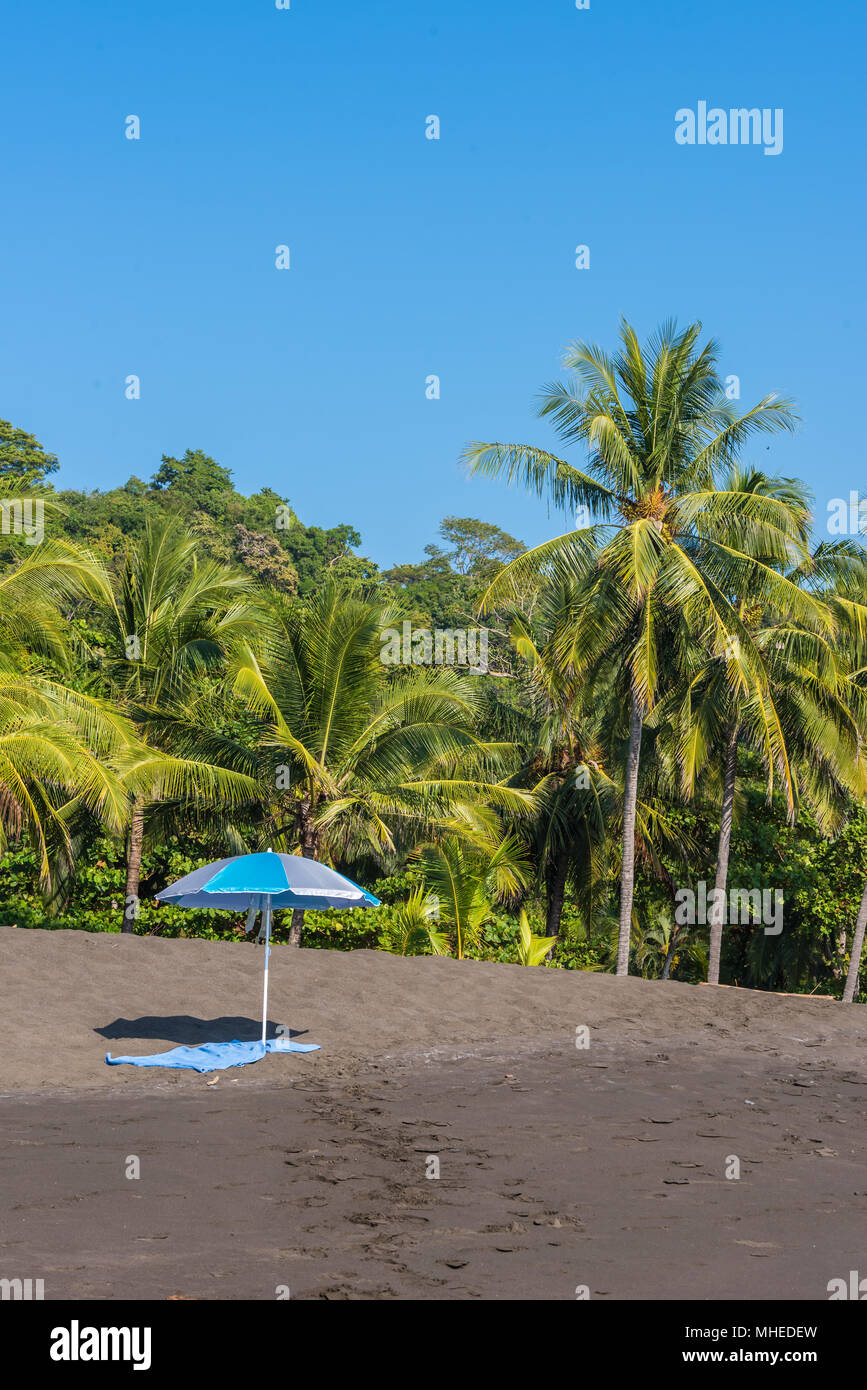 Sonnenschirm und Handtuch an der Playa Hermosa de Costa Rica - Pazifikküste Stockfoto