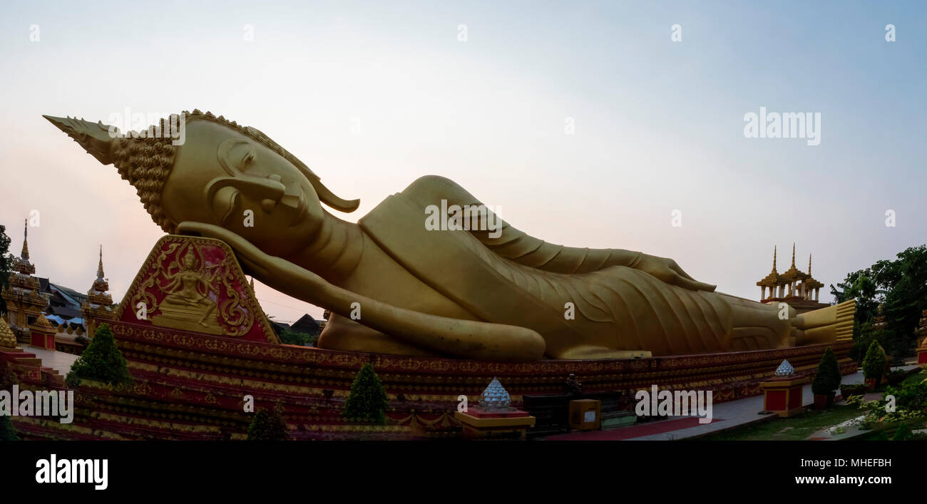 Liegenden Buddha. Das Pha That Luang ist das wichtigste Nationalmonument in Laos ist; ein Symbol der buddhistischen Religion und Lao Souveränität. Stockfoto