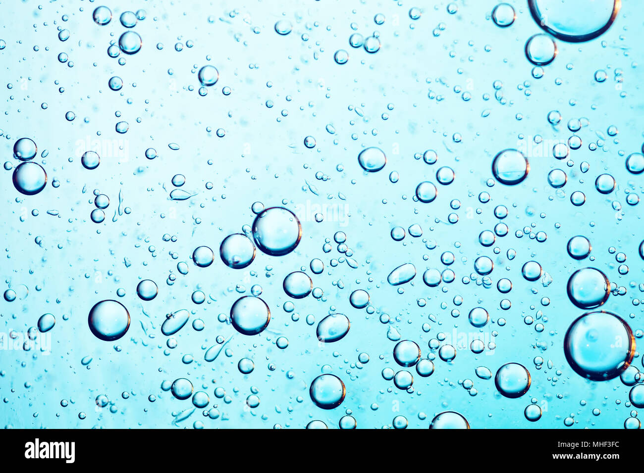 Makroaufnahmen von Luftblasen im Wasser. Zusammenfassung Hintergrund. Stockfoto