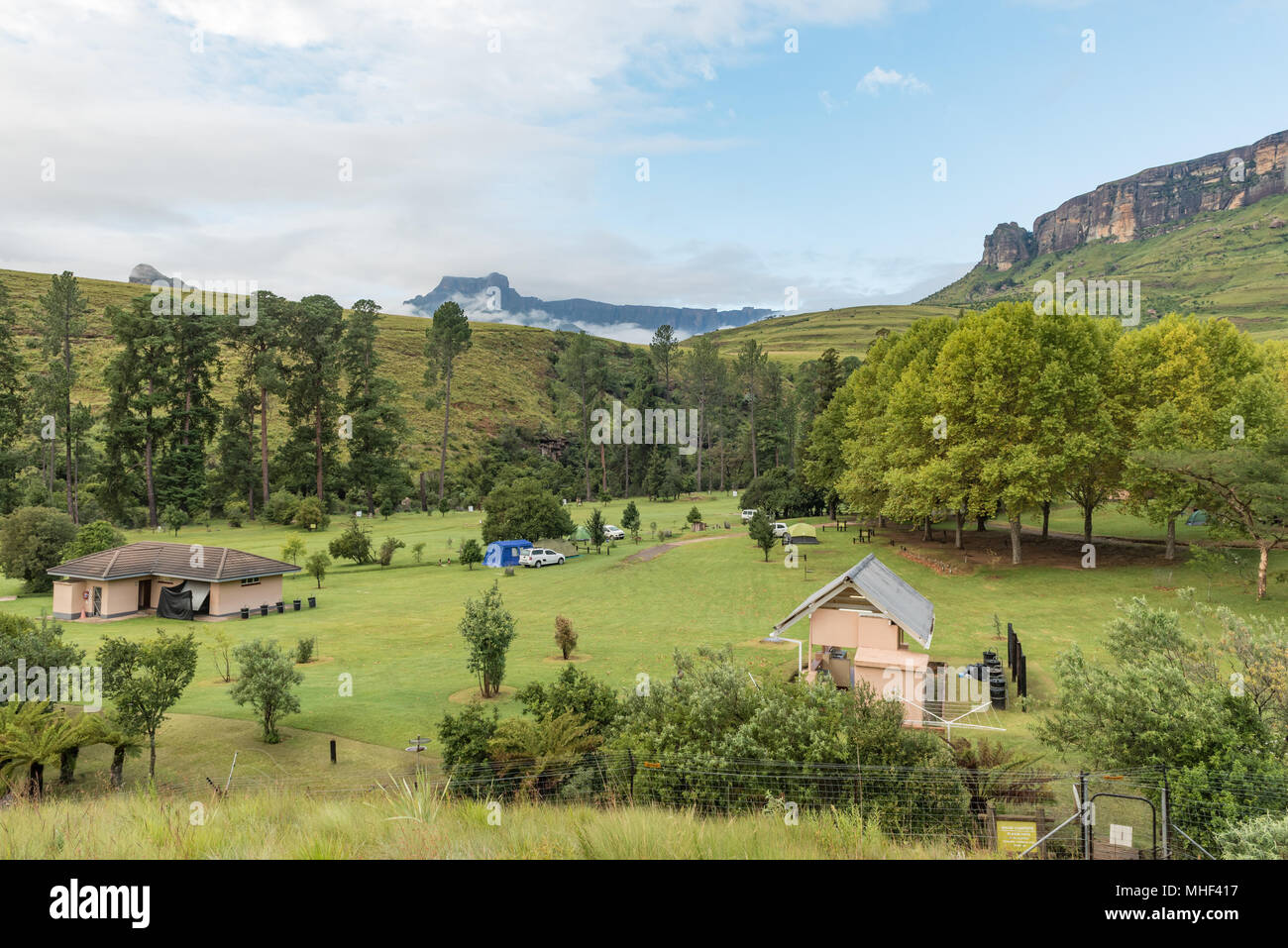 ROYAL NATAL NATIONAL PARK, SÜDAFRIKA - 16. MÄRZ 2018: Die mahai Campingplatz. Eine sanitäre Anlage, Abstellraum und Küche und Zelte sind sichtbar. Die A Stockfoto