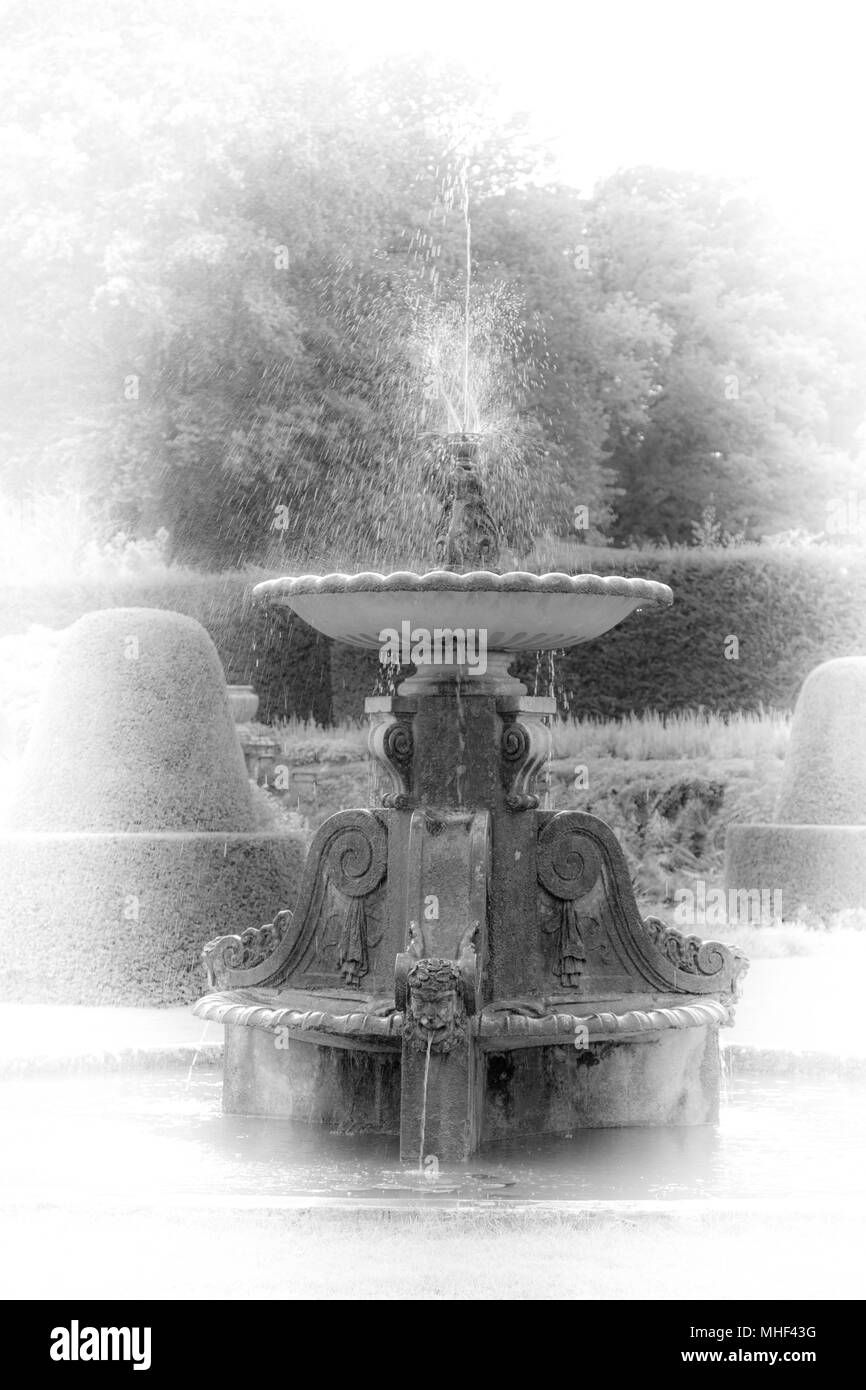 Schwarze und Weiße Arty geschossen von einem alten Brunnen. Antik Stockfoto
