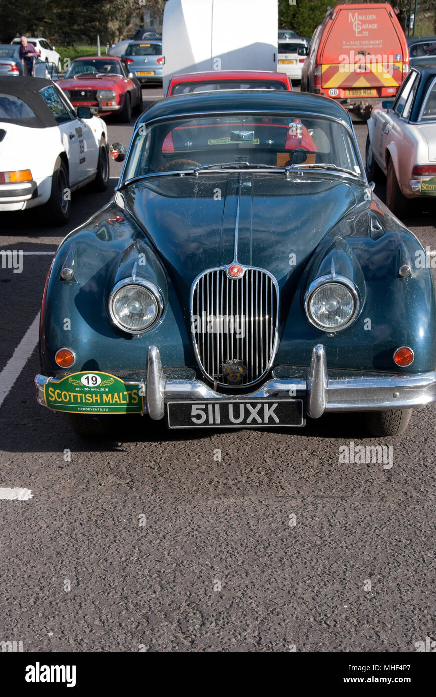 Blau 1958 Jaguar XK 150 Coupé Sport Auto vorne Hochformat von Blue 1958 Jaguar XK 150 FHC fhc Rechtslenkung britischer Veteran vintage Salo Stockfoto