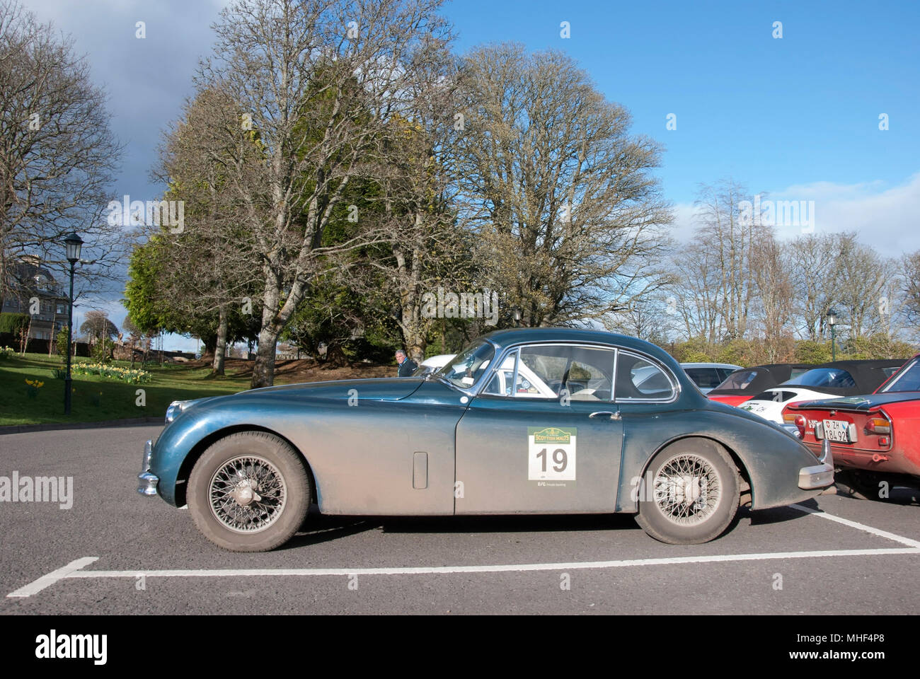 1958 Blau Jaguar XK 150 Coupé Sportwagen nearside Passagier linke Ansicht von Blue 1958 Jaguar XK 150 FHC fhc Rechtslenkung britische Stockfoto