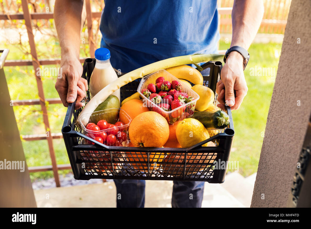 Online Einkaufen Service Konzept - Lieferung Mann mit Food Box Stockfoto