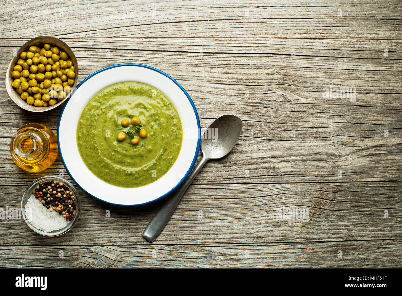 Frische gesunde Gemüse grüne Erbsensuppe overhead Schießen Stockfoto