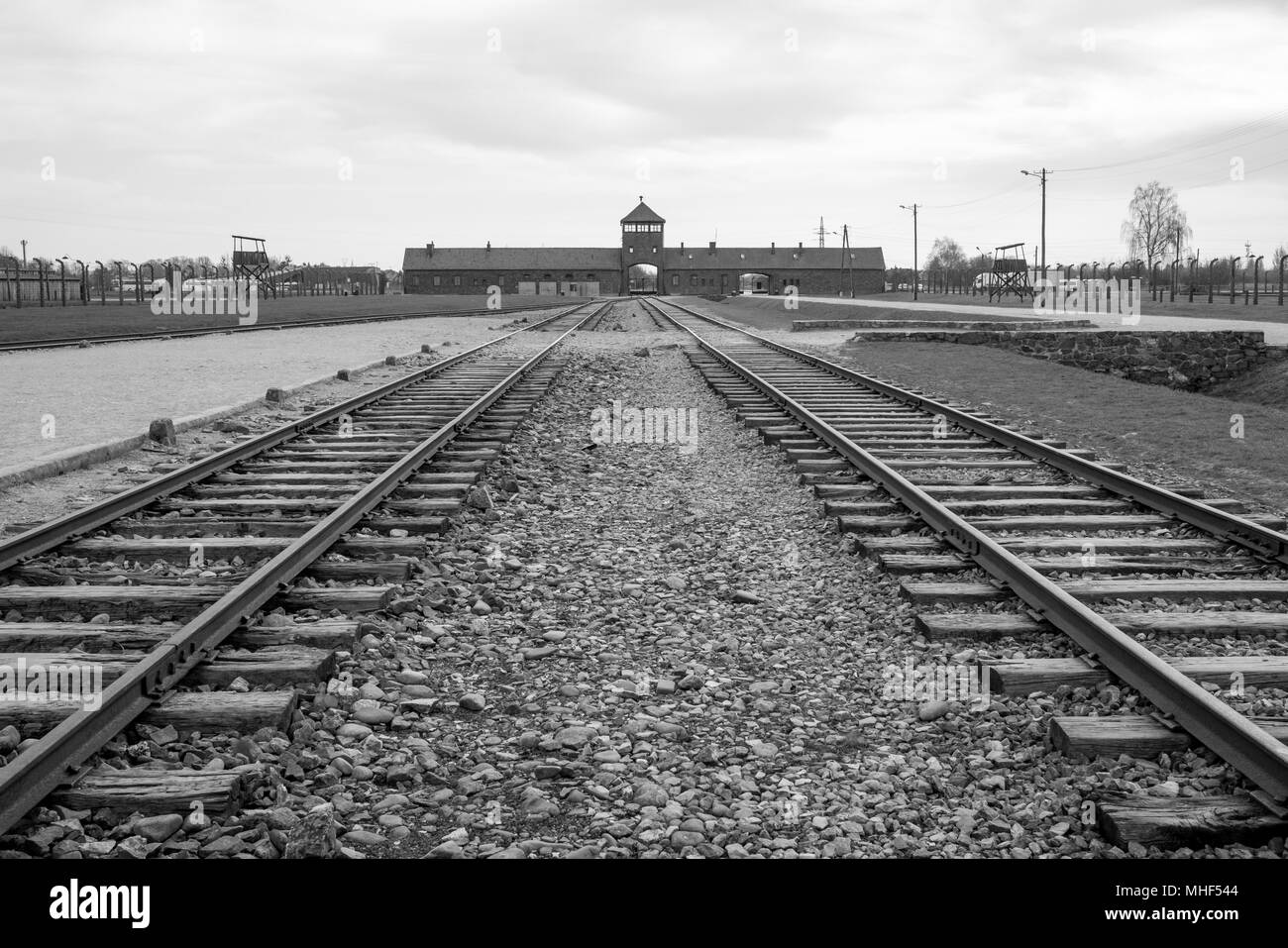 Eingang nach Auschwitz Birkenau (Polen) NS-Konzentrationslager zeigen Schienen verwendet, Juden und andere Minderheiten in die Gaskammern zu bringen. Stockfoto