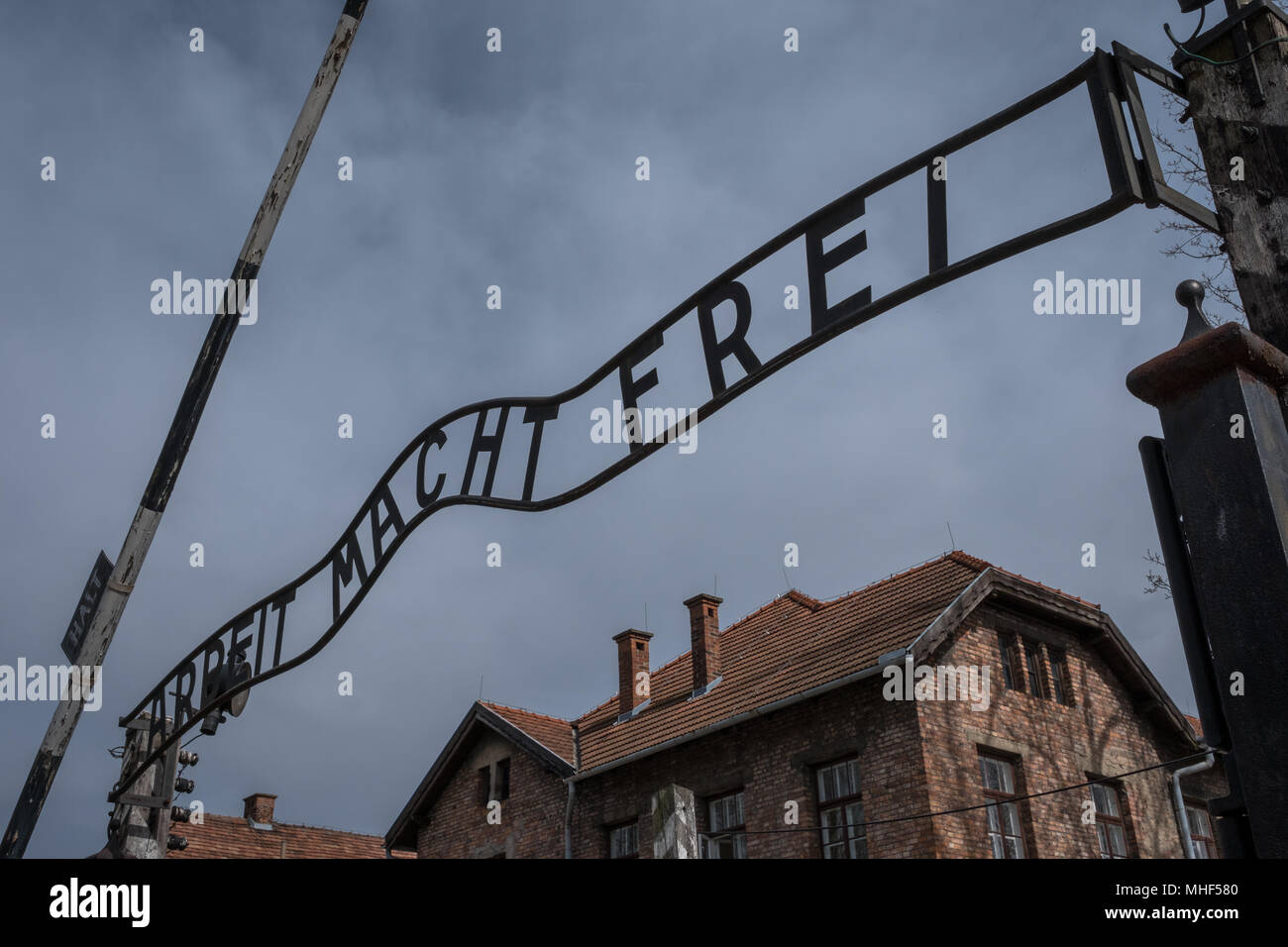 Auschwitz, Polen. Eintritt in die NS-Konzentrationslager Auschwitz 1 zeigt das Schild, Arbeit macht frei - Arbeit macht frei Stockfoto