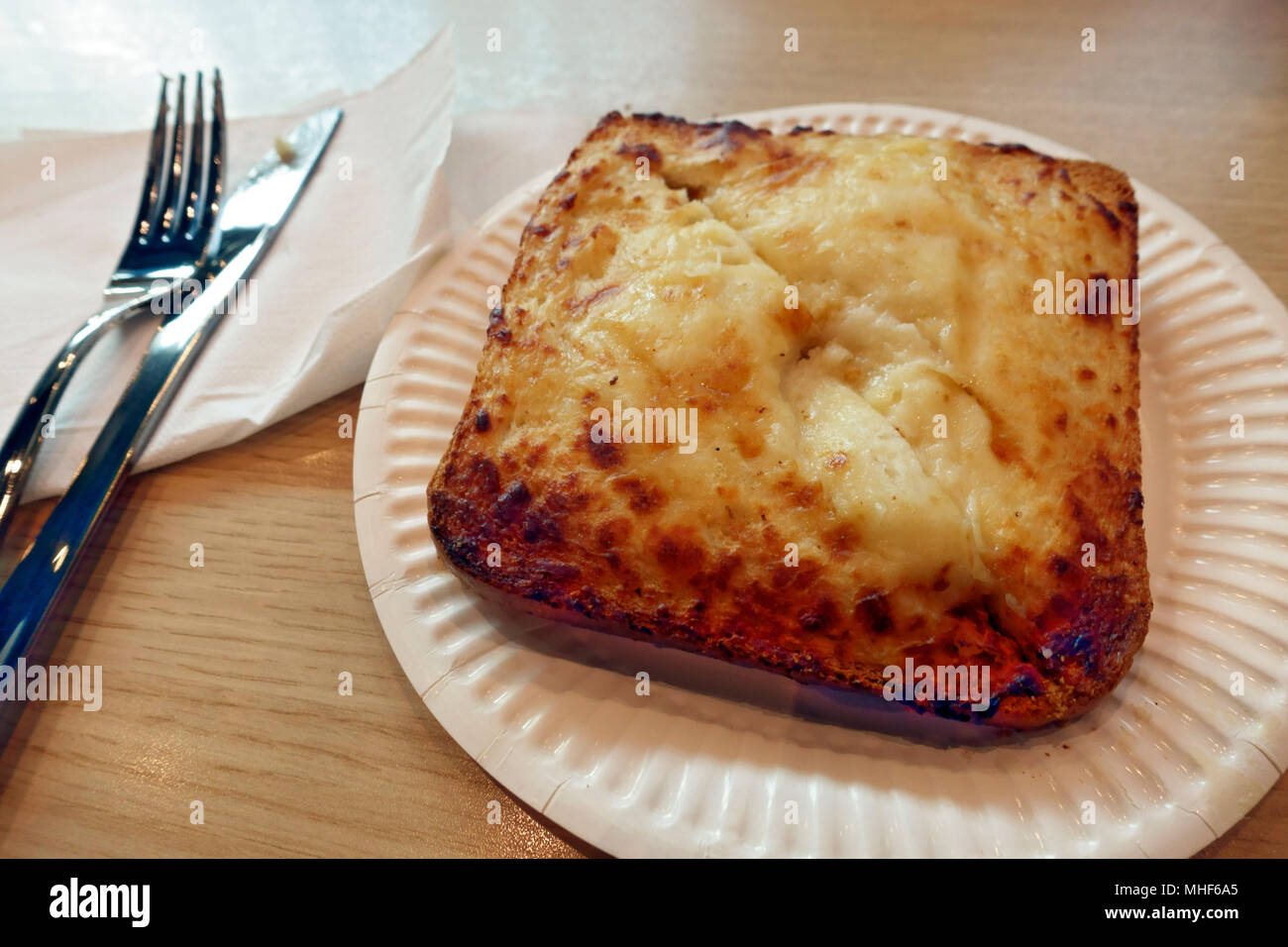 Flughafen Essen: Croque Monsieur Snack an Brüssel Charleroi Flughafen Stockfoto