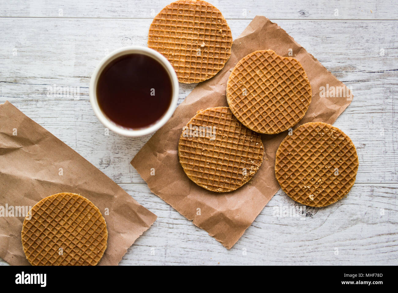 Stroopwafel ist eine Waffel aus zwei dünnen Schichten von gebackenen Teig mit einem - wie Sirup Karamell Füllung in der Mitte. Stockfoto