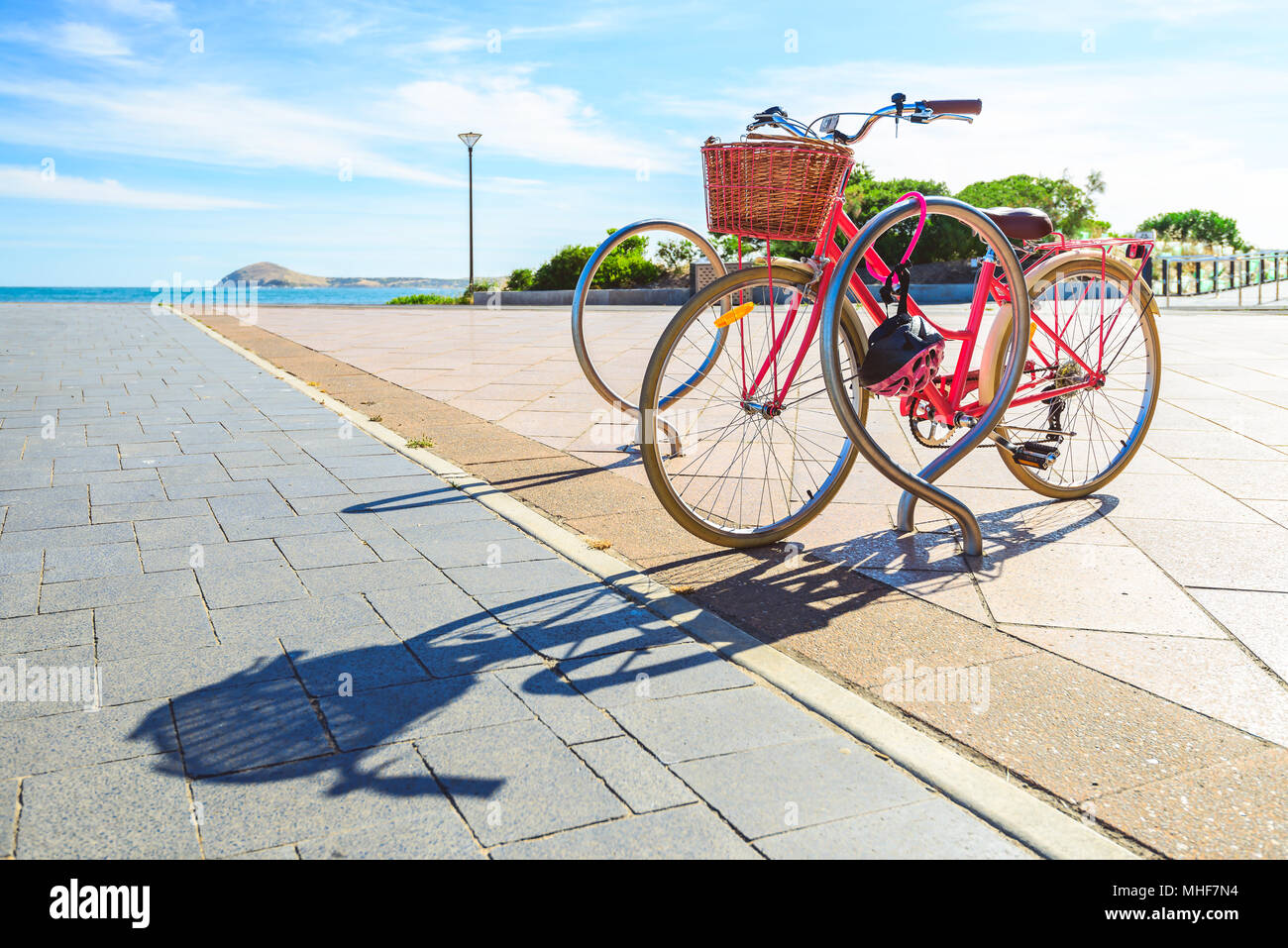 Rosa Vintage Fahrrad mit Korb am Lenkrad in der Nähe von Stable in Victor  Harbor, SA geparkt Stockfotografie - Alamy