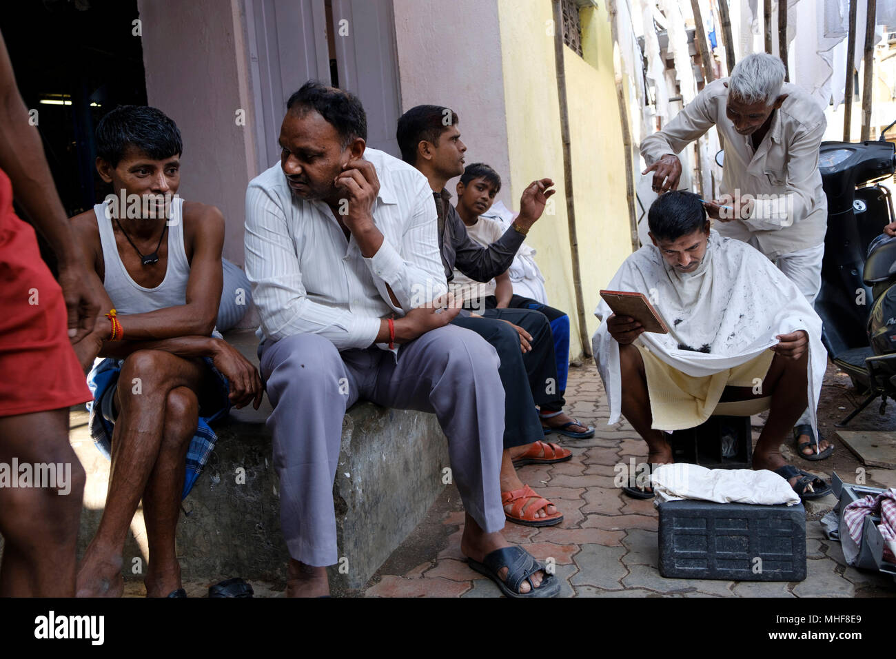 Straße Friseur. Dharavi in Mumbai. Indien. Dharavi ist ein Ort in Mumbai, Maharashtra, Indien. Der Slum ist zweitgrößter Slum in dem Kontinent Asien und der drittgrößte Slum in der Welt, mit einer Fläche von knapp über 2,1 Quadratkilometern. Bevölkerung von etwa 700.000 Foto von Mike Abrahams Stockfoto