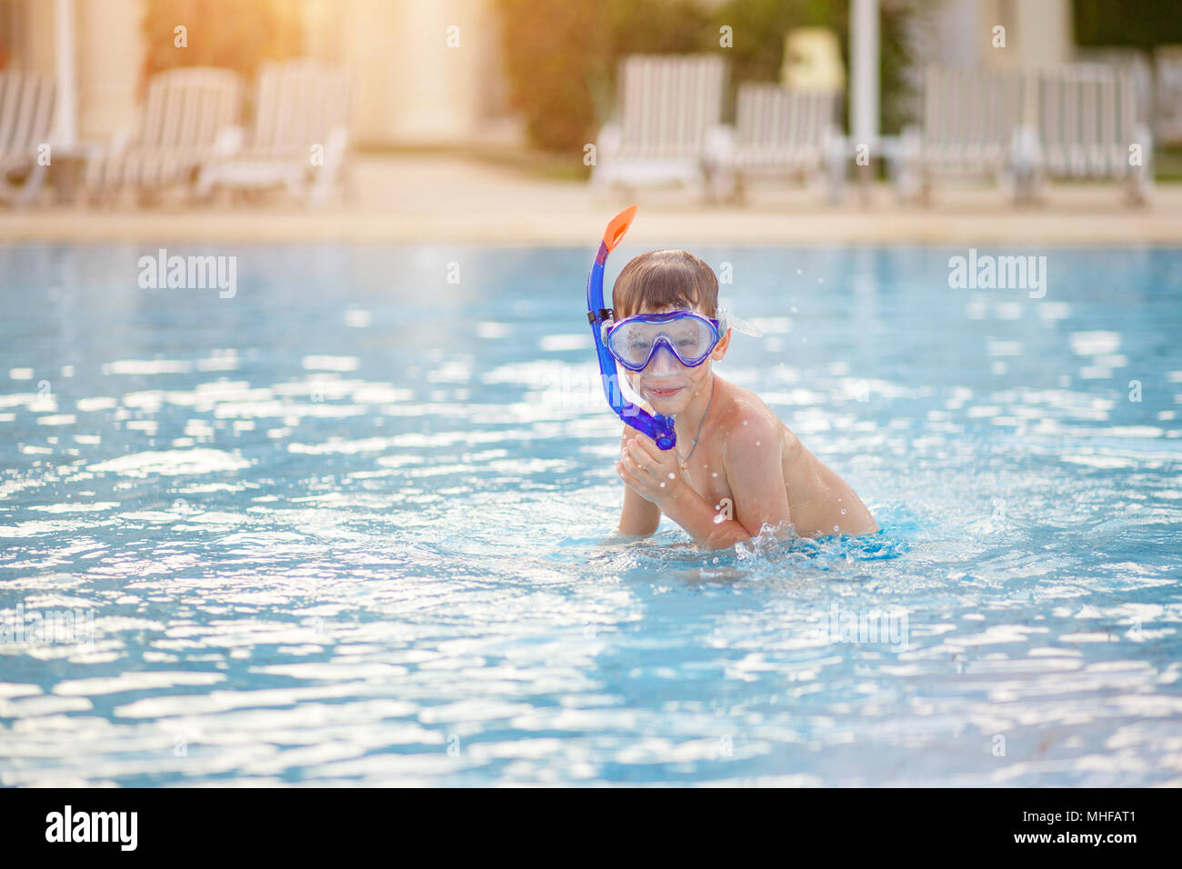 Kleiner Junge Spaß mit Maske und Schnorchel im Pool Stockfoto