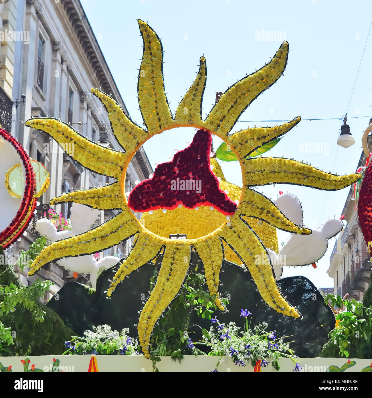 Acireale (CT), Italien - 29 April 2018: Detail eines blühenden Schwimmer, die verschiedene Zeichen der Phantasie während der Parade der Blumen Festival alon Stockfoto