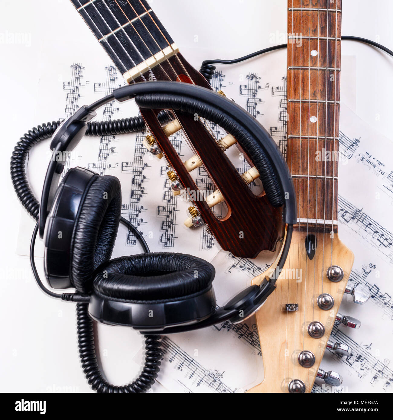 E-Gitarre und Kopfhörer mit Noten. Stockfoto