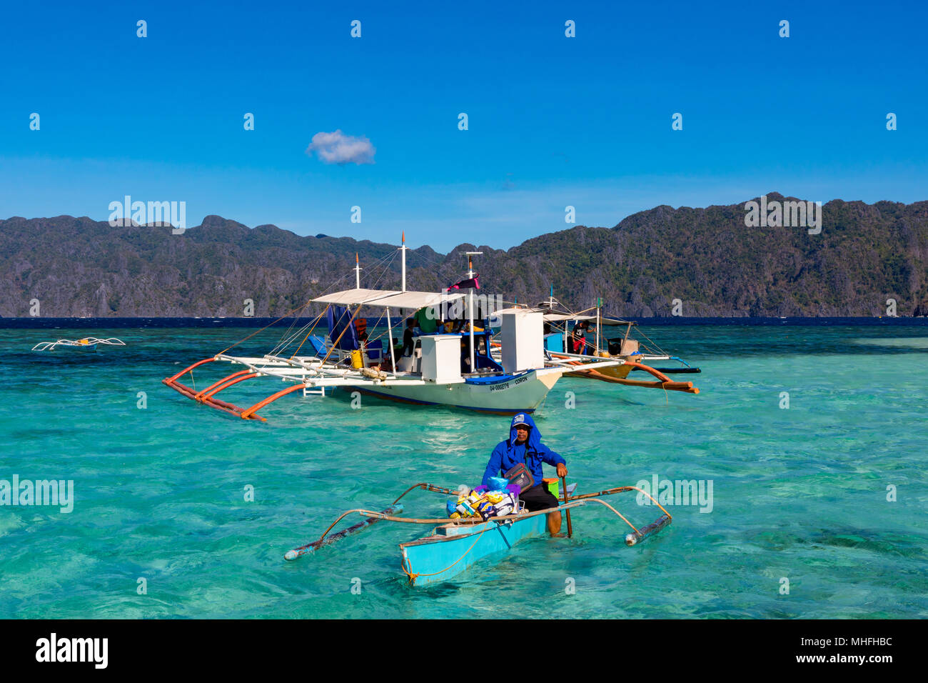 Coron Palawan Philippinen April 13, 2018 Traditionelle outrigger Touristische boote bei CYC Strand Stockfoto