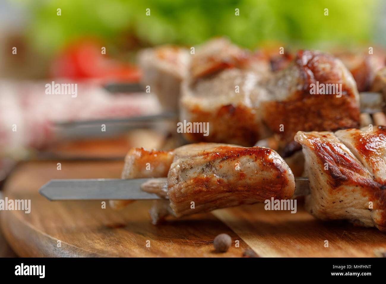 Saftige kebabs von Schweinefleisch auf offenem Feuer gekocht. Noch appetitlich Leben auf einer hölzernen Hintergrund. Close-up. Stockfoto