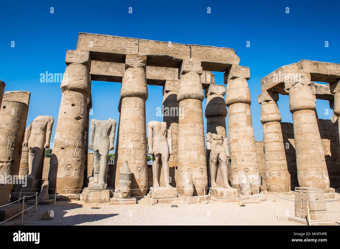 Spalten Der Luxor Tempel Einem Grossen Alten Agyptischen Tempel Ostufer Des Nils Agypten Unesco Welterbe Stockfotografie Alamy