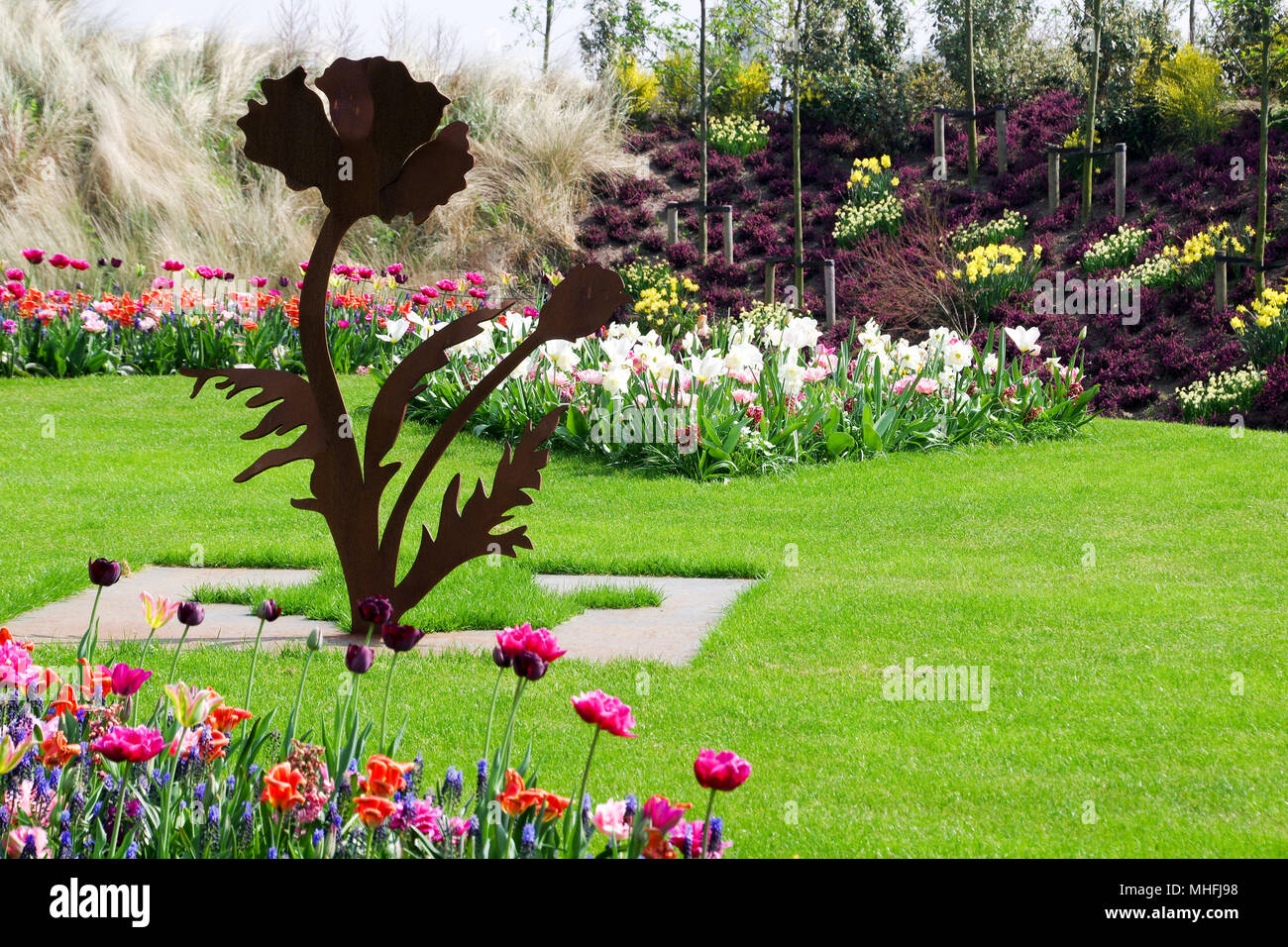 Blume Skulptur zwischen Blumenbeete im Keukenhof tulip Garten von Holland Stockfoto