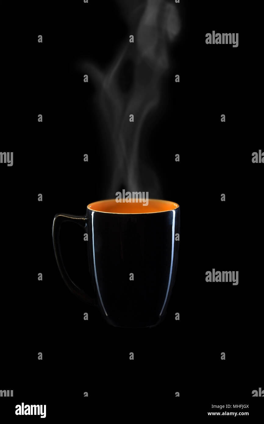 Low Key Kaffee Tasse mit Dampf Stockfoto