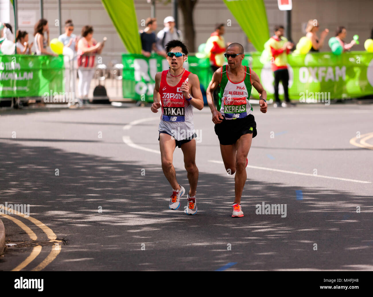 Toshiharu Takai (Japan) und Nacereddine Kerfas (Algerien), in der Welt Para Leichtathletik Marathon World Cup konkurrieren, Teil der London Marathon 2018 Stockfoto
