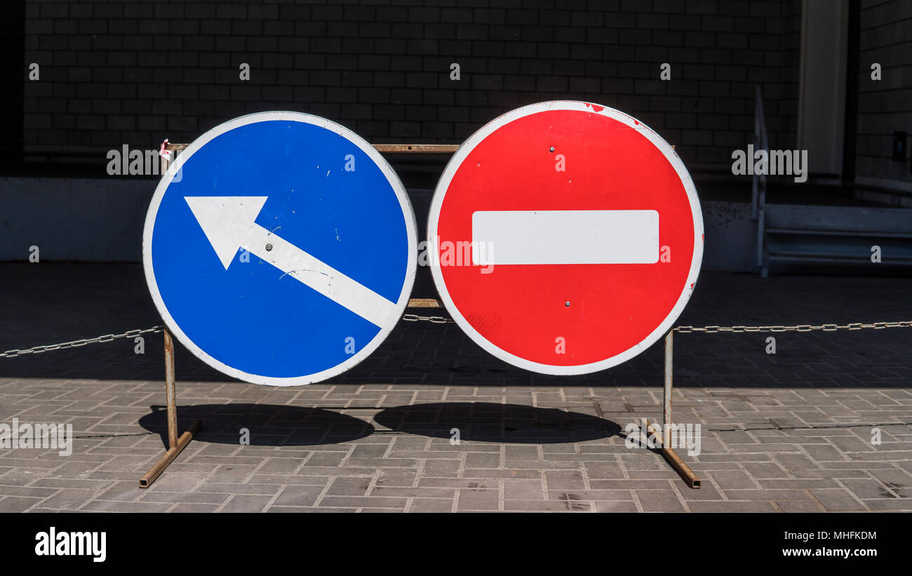 Runde rote Schild auf metallpfosten. Keinen Eintrag Straße-Zeichen mit Rechts oder Links anmelden Stockfoto